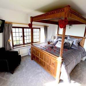 Romantic short breaks in Kent at Giraffe Cottage within Port Lympne Hotel & Reserve