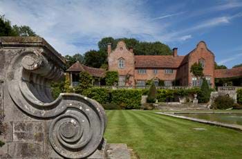 4 Picture-Perfect Wedding Photo Spots at Port Lympne That Will Take Your Breath Away