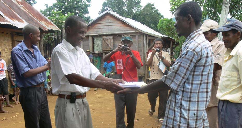 COBA contract signed at The Aspinall Foundation's Madagascar primate project